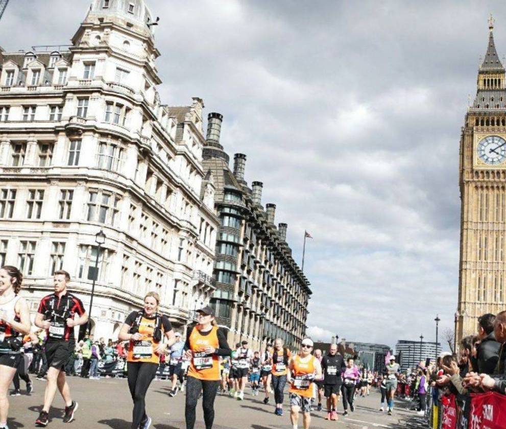 London marathon runners passing elizabeth tower