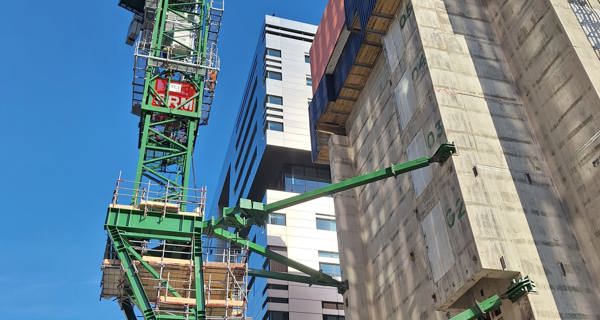 The tower crane at 2 Finsbury Avenue, supported by a steel grillage cantilevered from the East Tower core.