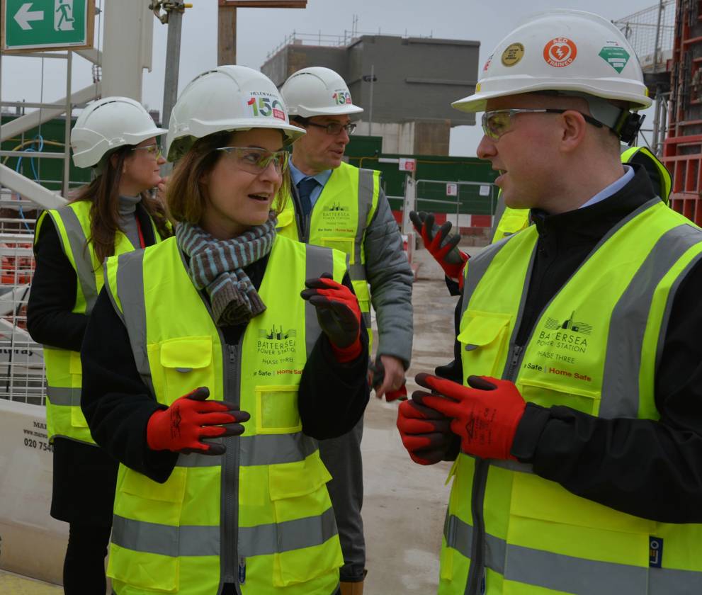 Helen Hayes MP discusses off site manufacturing with Package Engineer, Scott Kelly.