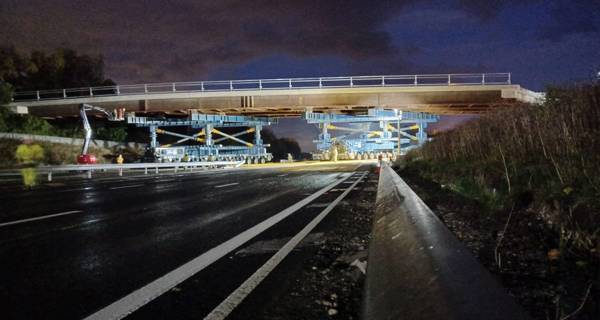 Construction workers assembling the A533 Bridge Replacement Runcorn with heavy machinery visible